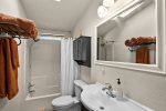 Shared guest bathroom with tub/shower combo